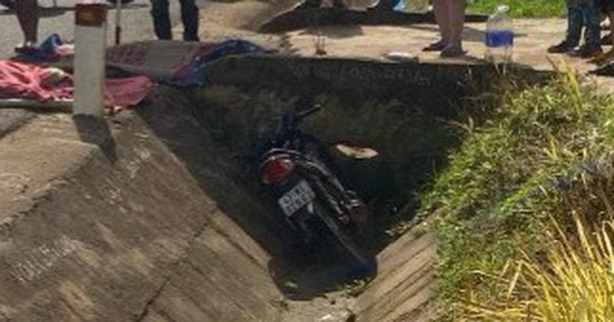 Lao xe xuống mương thoát nước, 2 người chết tại chỗ