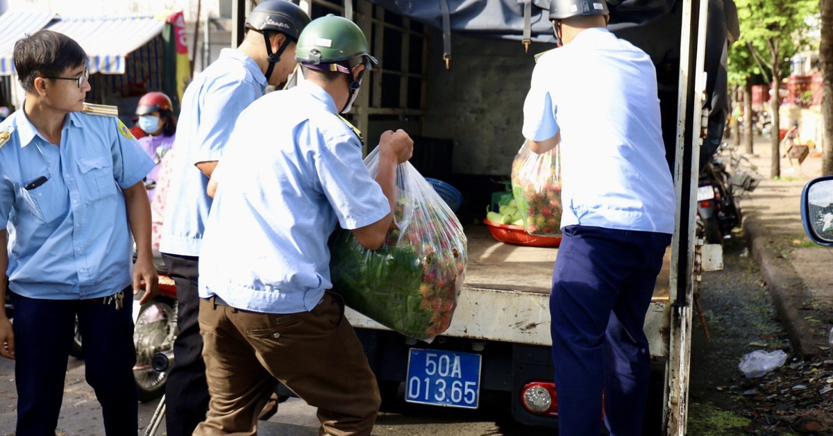 Ra quân xử lý lấn chiếm lòng, lề đường quanh chợ Bà Chiểu