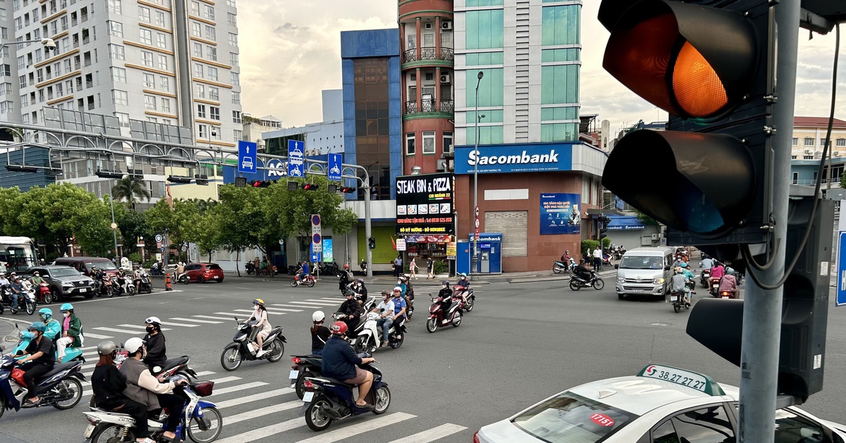 Nên bỏ suy nghĩ tăng tốc vượt đèn vàng