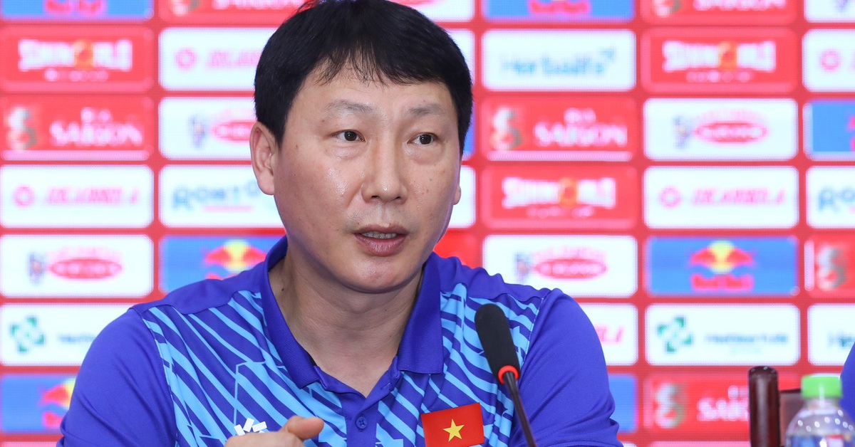 HLV Kim Sang Sik tin có thể là người anh, người thầy của các cầu thủ - Tuổi Trẻ Online