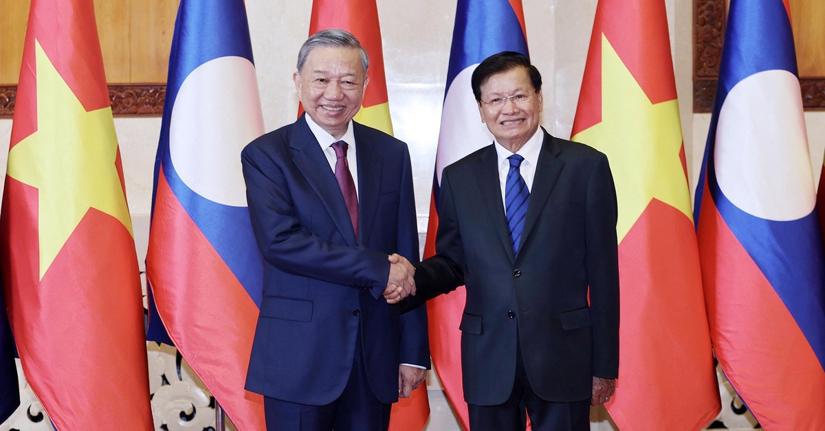 Bir fohisha uning ichida bir olomon tomonidan sut oladi