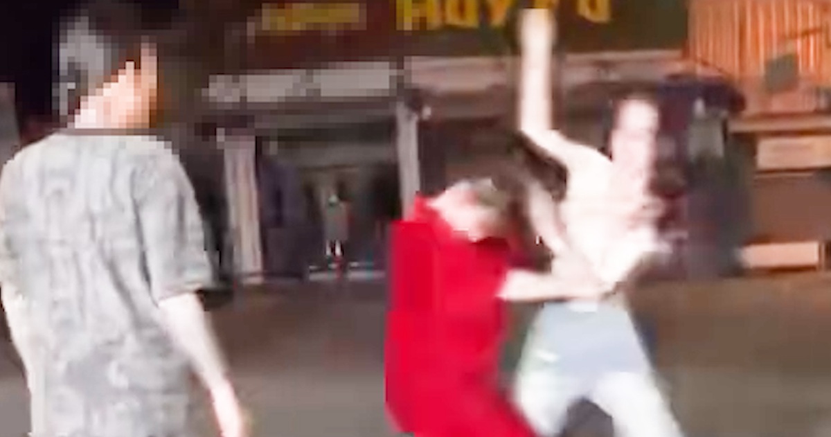 Xác minh clip 2 cô gái đánh nhau, nhiều người không can mà còn cổ vũ ở Cà Mau - Tuổi Trẻ Online