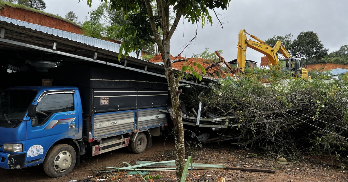 Người dân vẫn cố ở lại điểm sạt lở, Lâm Đồng cưỡng chế di dời