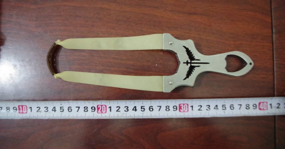 Hai thiếu niên dùng ná bắn vỡ kính hàng loạt xe khách trên cao tốc