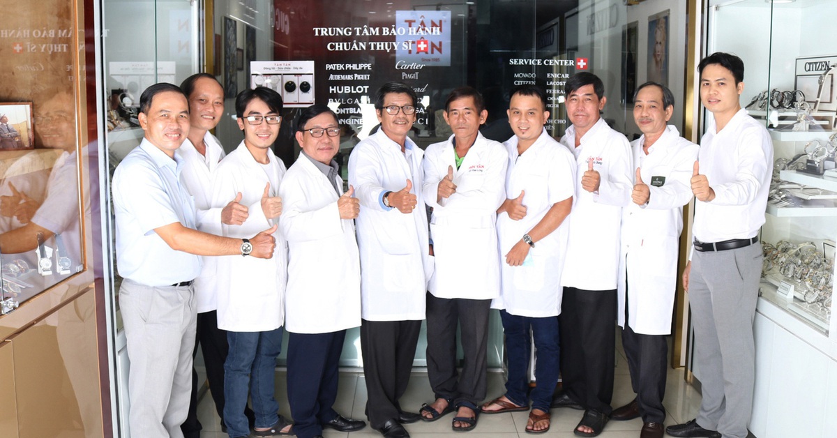 Người đàn ông ‘nhìn thời gian’ bằng chiếc kính lúp