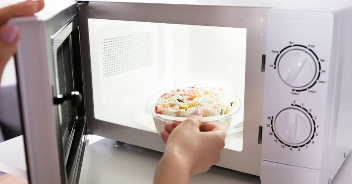 Giật mình phát hiện 101 chủng vi khuẩn trong lò vi sóng