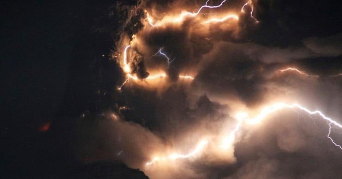 Núi lửa phun sau trận động đất mạnh 7 độ ở Nga