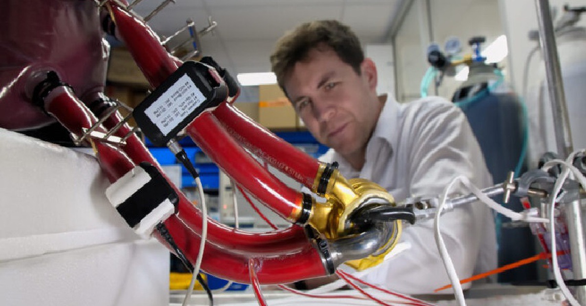 Người đầu tiên trên thế giới sống nhiều ngày bằng tim titan