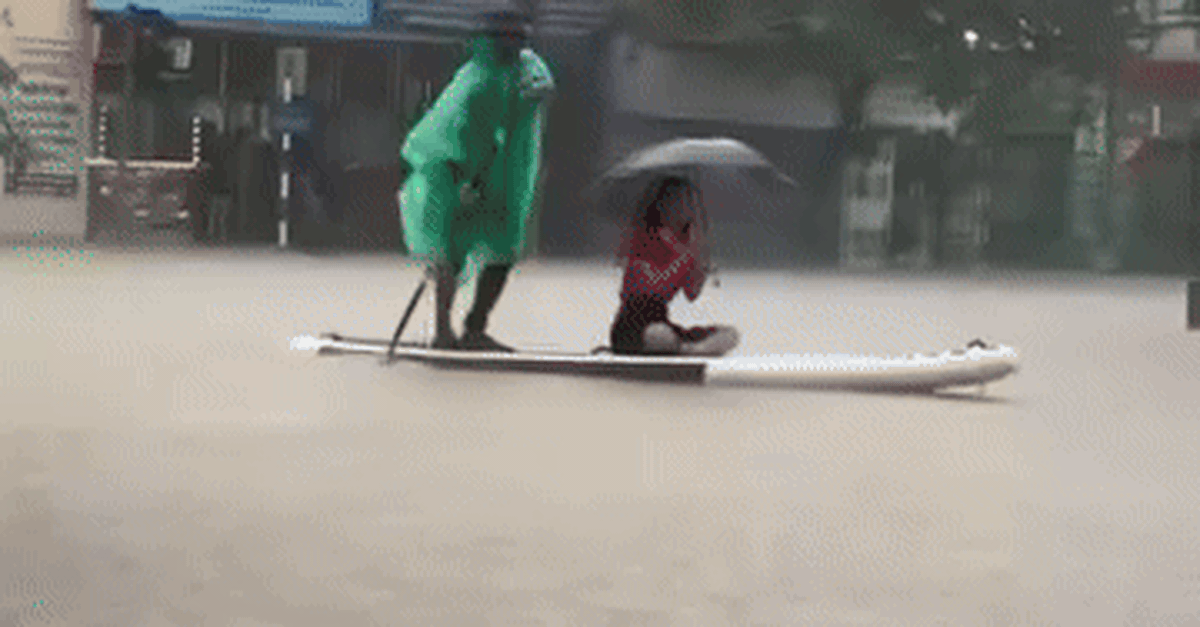 Vì sao Hà Nội, Thái Nguyên mưa như trút trong đêm qua và sáng nay?