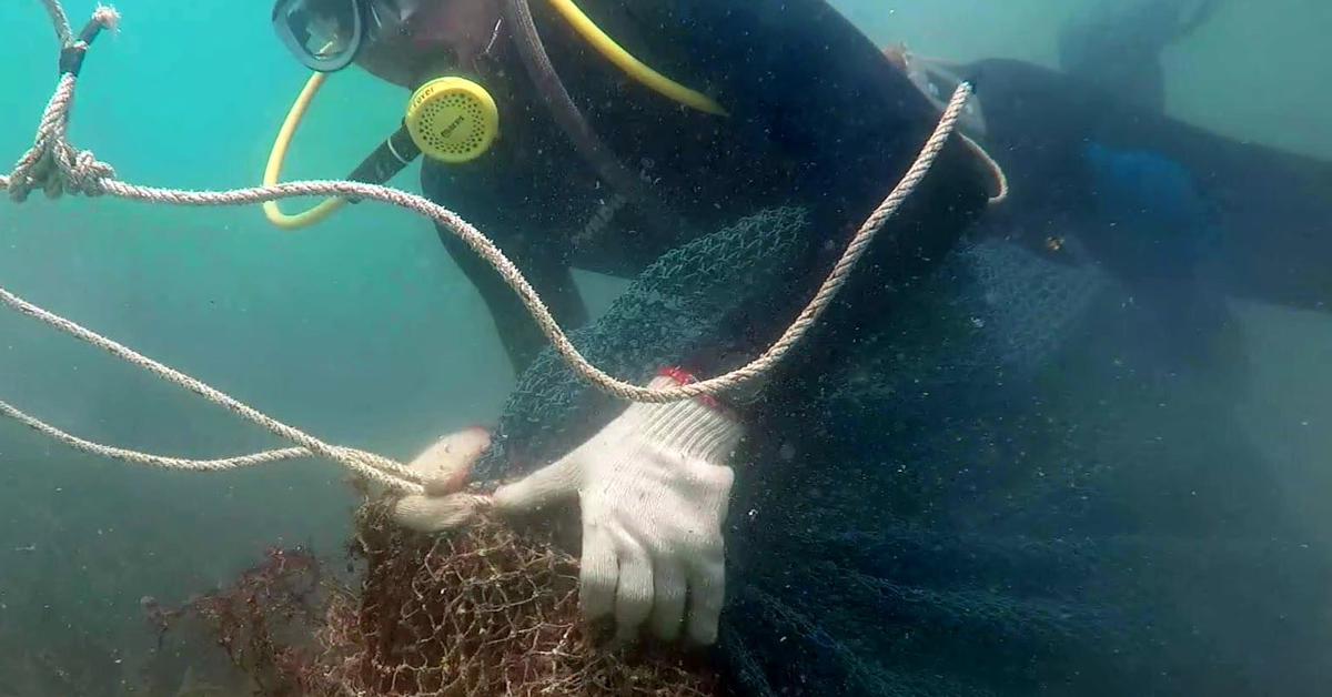 Thợ lặn xuống biển Côn Đảo gỡ rác thải đại dương mắc kẹt dưới rạn san hô