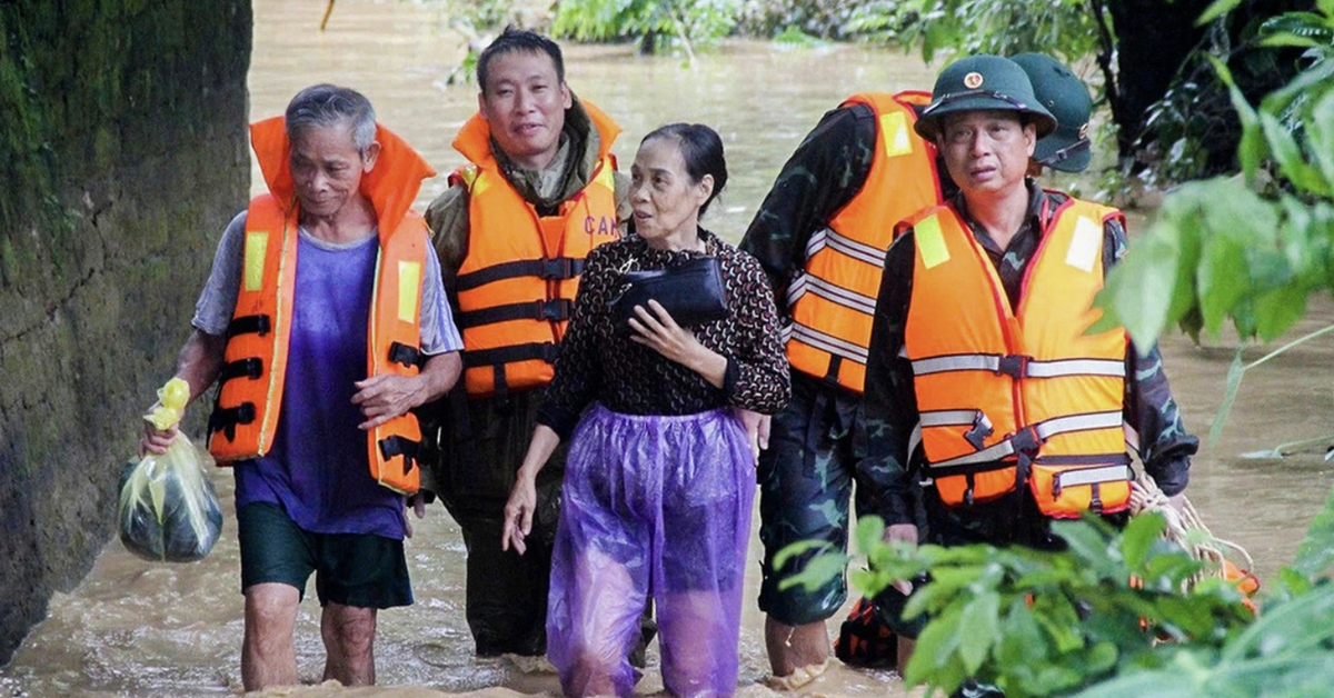 Áo phao tăng giá chóng mặt khiến nhiều người bức xúc