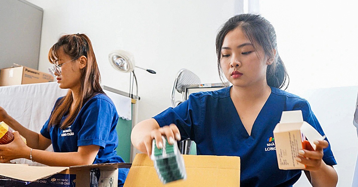 FPT Long Châu trao 1 tấn thuốc đến vùng lũ Lào Cai