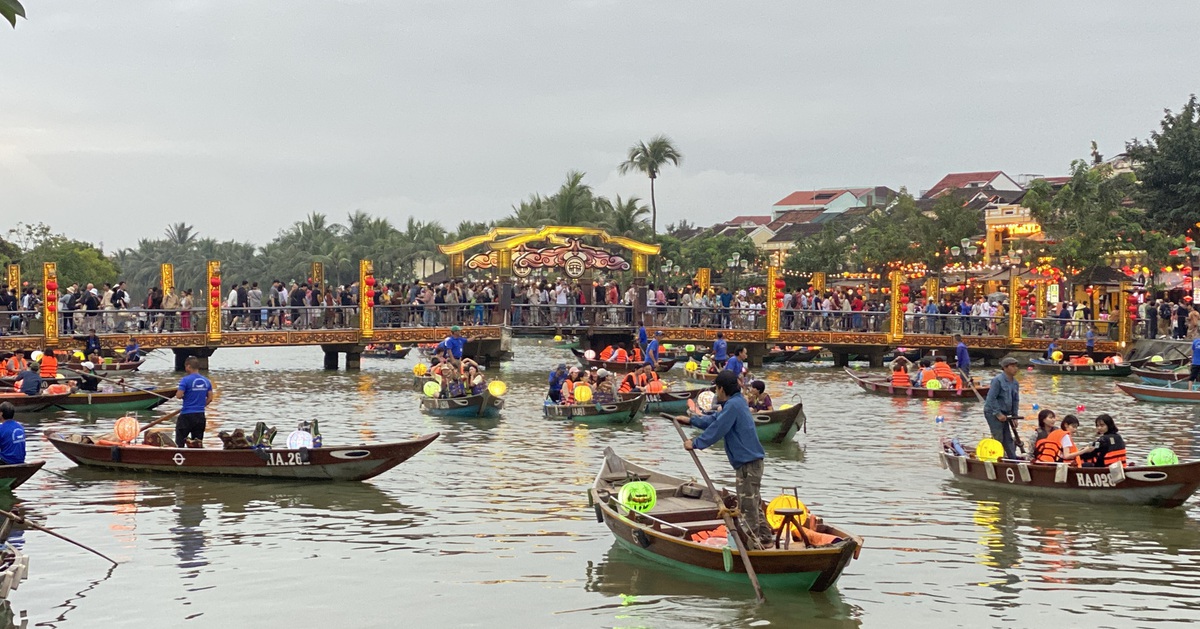 Hội An nói về quy định `gia đình văn hóa 3 năm liên tiếp` mới được đón khách ở phố cổ - Tuổi Trẻ Online