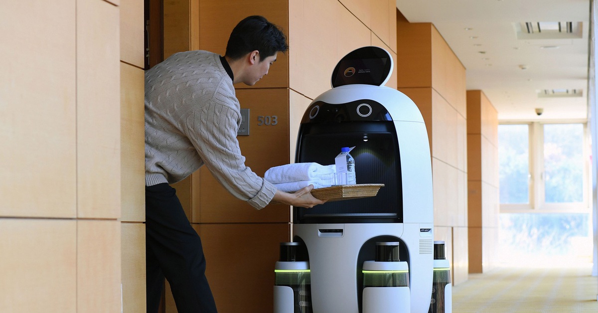 Một khu du lịch Đà Nẵng sắm robot 15.000 USD phục vụ khách - Tuổi Trẻ Online