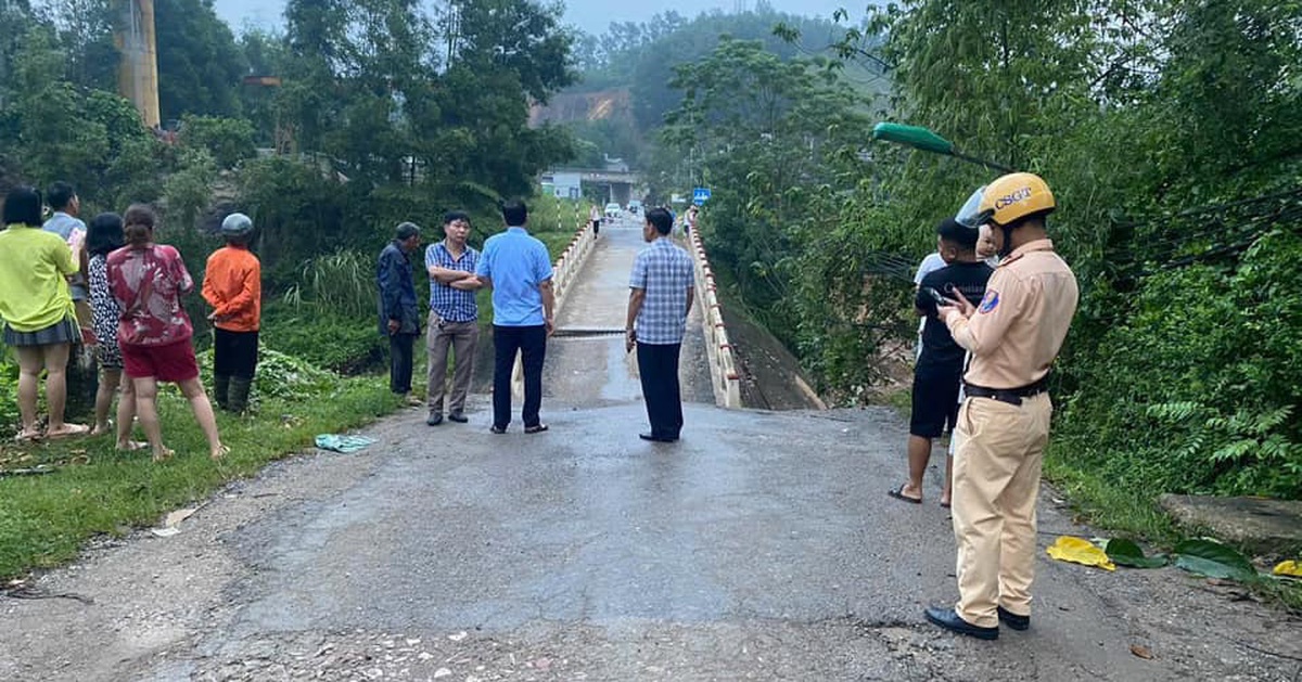 Cầu ở Hòa Bình bị sập trong đêm