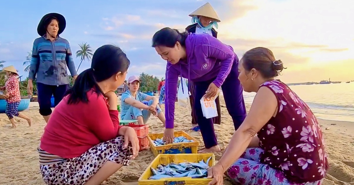 Du khách hào hứng đi chợ cá tươi ở làng du lịch cộng đồng ven biển - Tuổi Trẻ Online