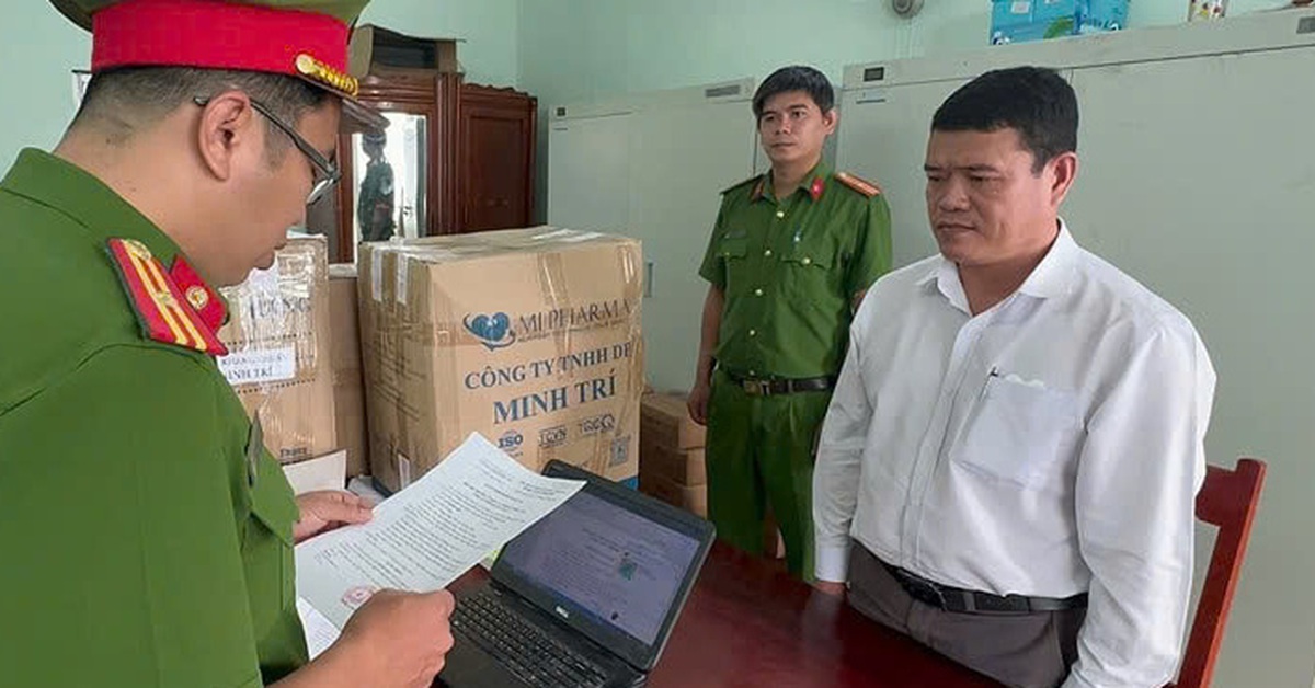 Nâng dự toán làm đường lên 3,8 tỉ để rút ruột 1 tỉ: Chủ tịch xã bị khởi ...