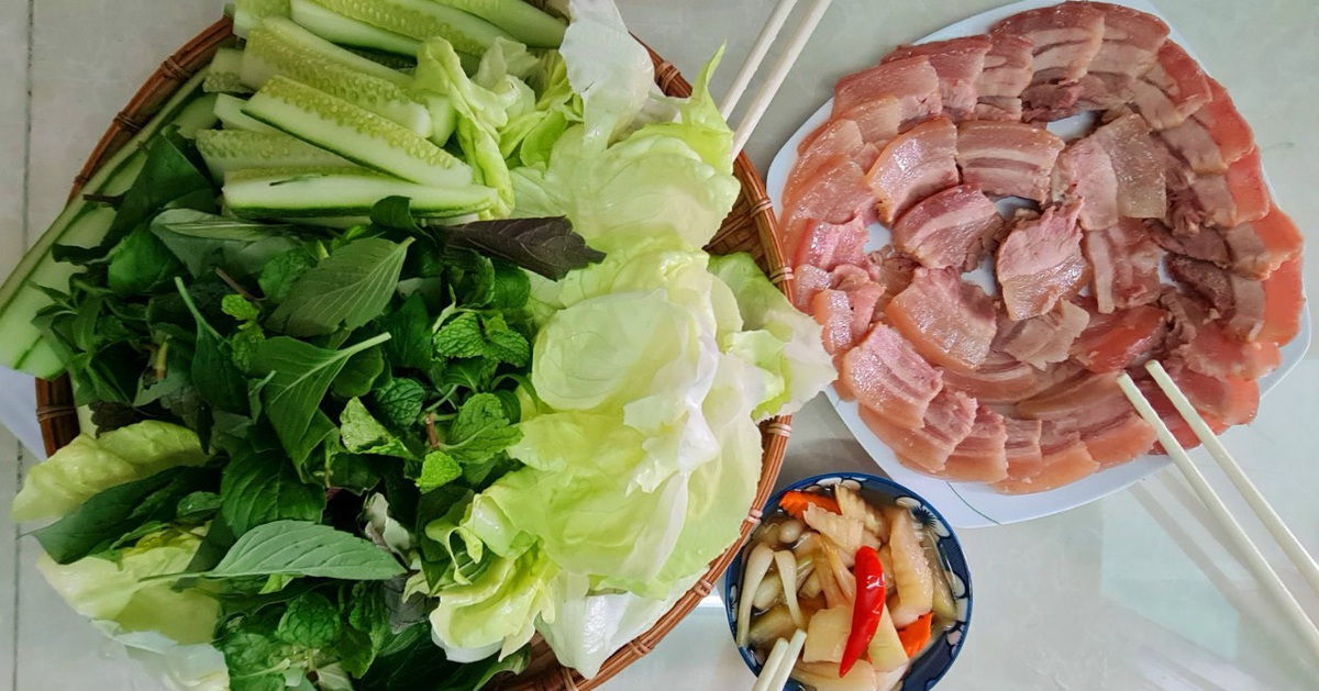 Nhìn góc bếp của má có củ kiệu, thịt heo ngâm mắm, đã thấy Tết về