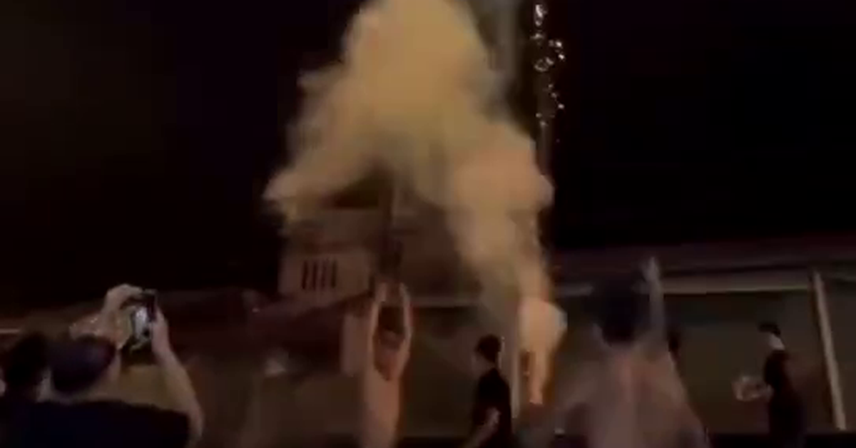 Nhóm thanh niên mang pháo hoa ra quốc lộ đốt bị công an mời lên làm việc - Tuổi Trẻ Online