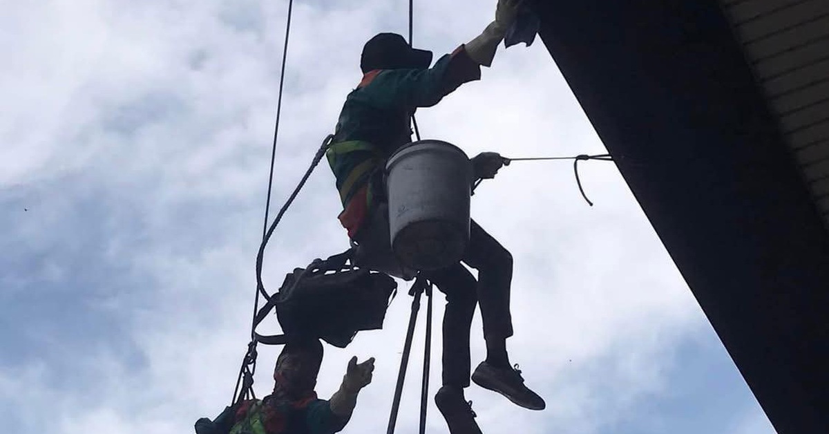 Cảm ơn những 'người nhện' lau cửa kính trên cao - Tuổi Trẻ Online