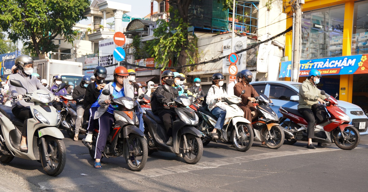 Tài xế thời kẹt xe: Đơn nhiều, giao chẳng được bao nhiêu - Tuổi Trẻ Online