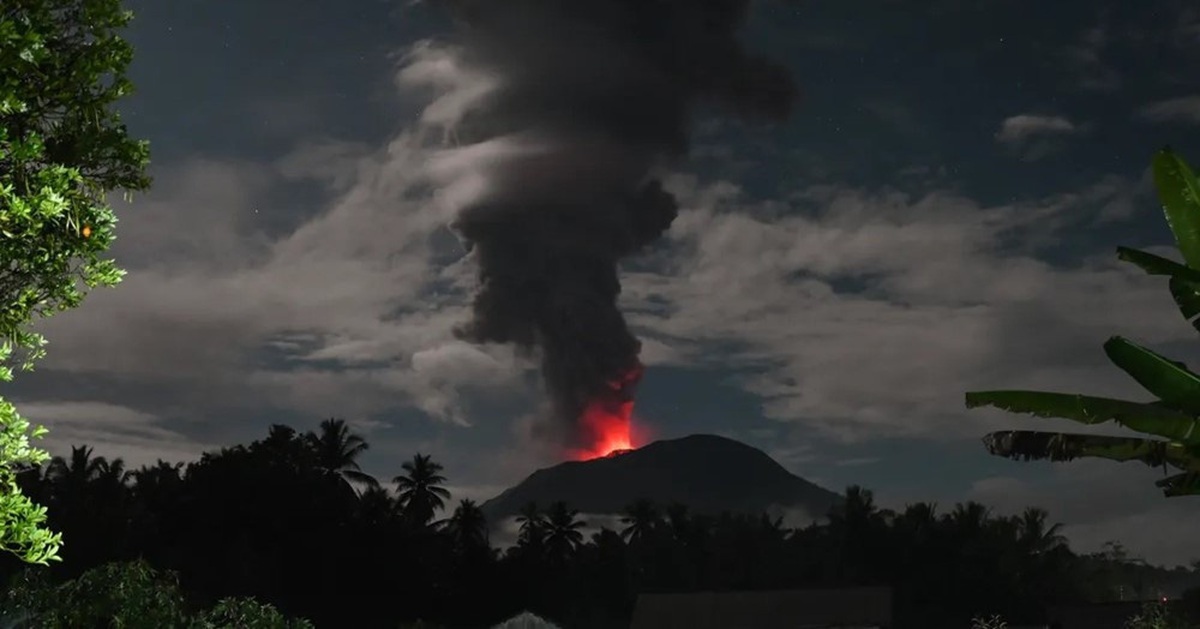 Núi lửa mạnh nhất Indonesia phun trào hơn 1.000 lần trong 19 ngày