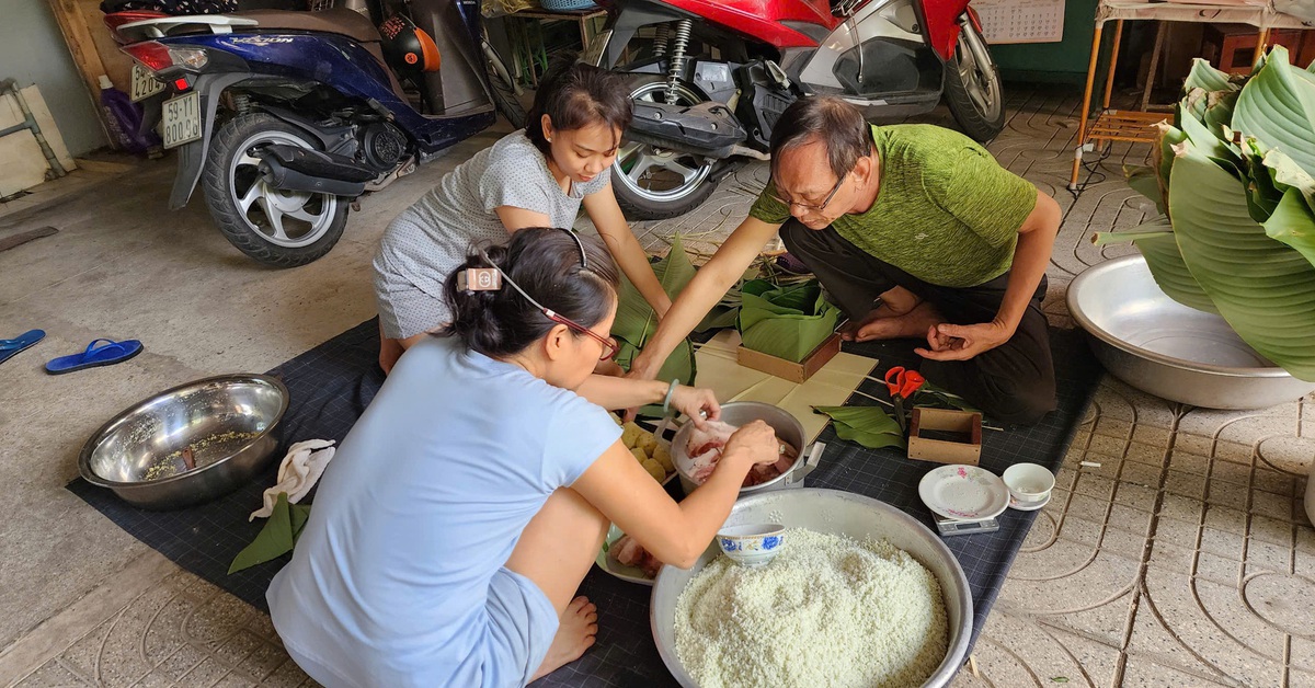 Người nước ngoài nói bánh chưng 'nặng bụng, mau ngán nhưng đượm tình cảm' - Tuổi Trẻ Online