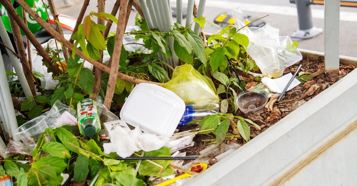 Đến chợ Bến Thành chụp hình Tết rồi xả rác khắp nơi - Tuổi Trẻ Online