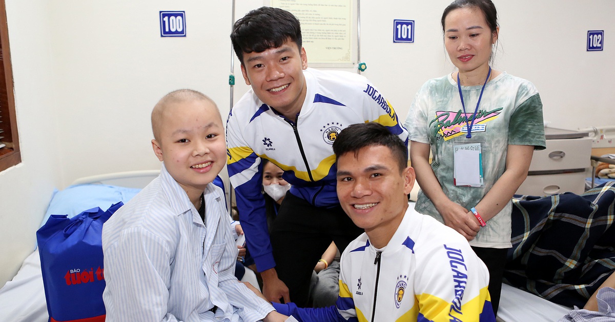 Nhà vô địch ASEAN Cup 2024 truyền lửa cho các bệnh nhi ung thư - Tuổi Trẻ Online