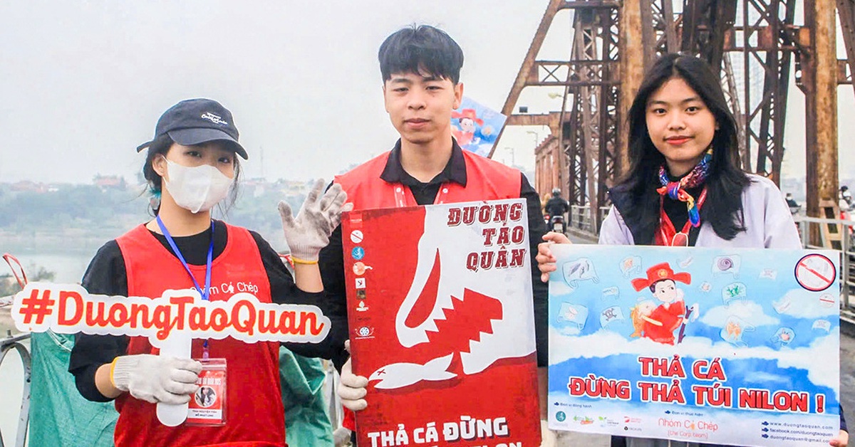 Thả cá koi tiễn Táo quân, không thả bao ni lông - Tuổi Trẻ Online