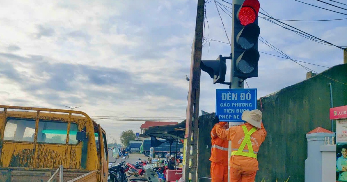 Lắp biển đèn đỏ được rẽ phải nhằm giảm ùn tắc đoạn qua Phú Yên - Tuổi Trẻ Online