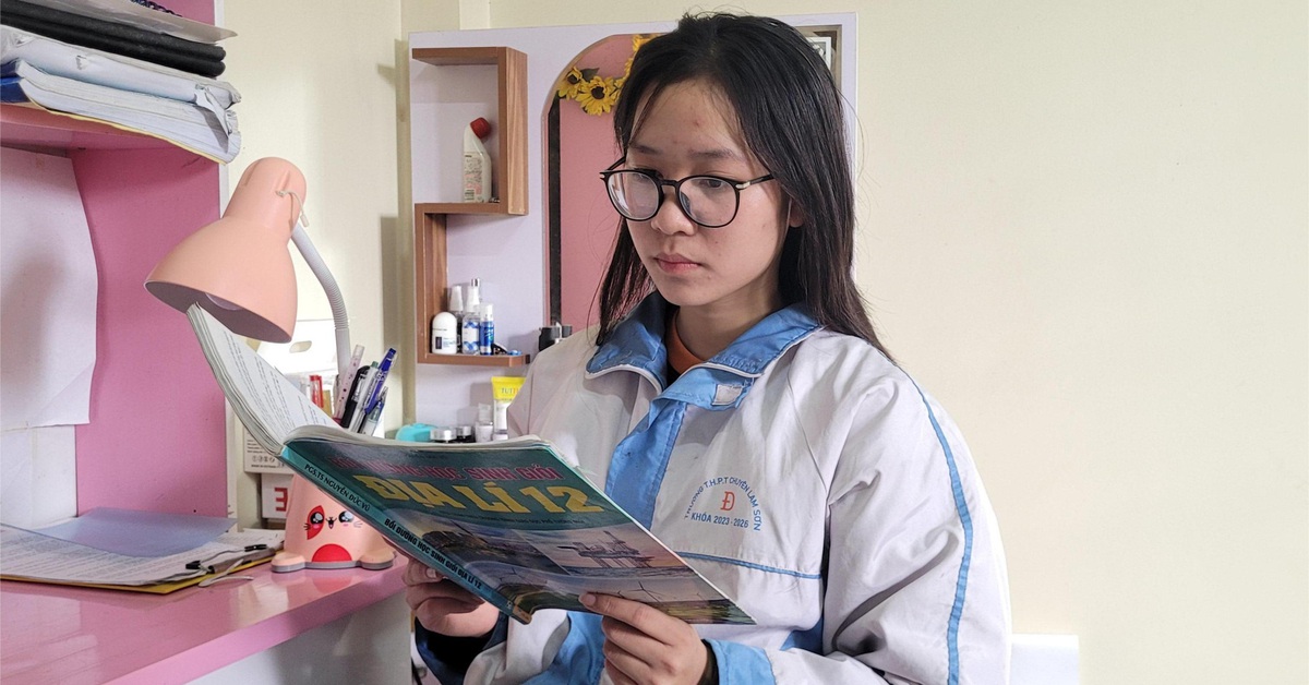 Nữ sinh giành giải nhì học sinh giỏi quốc gia tặng người cha liệt sĩ - Tuổi Trẻ Online