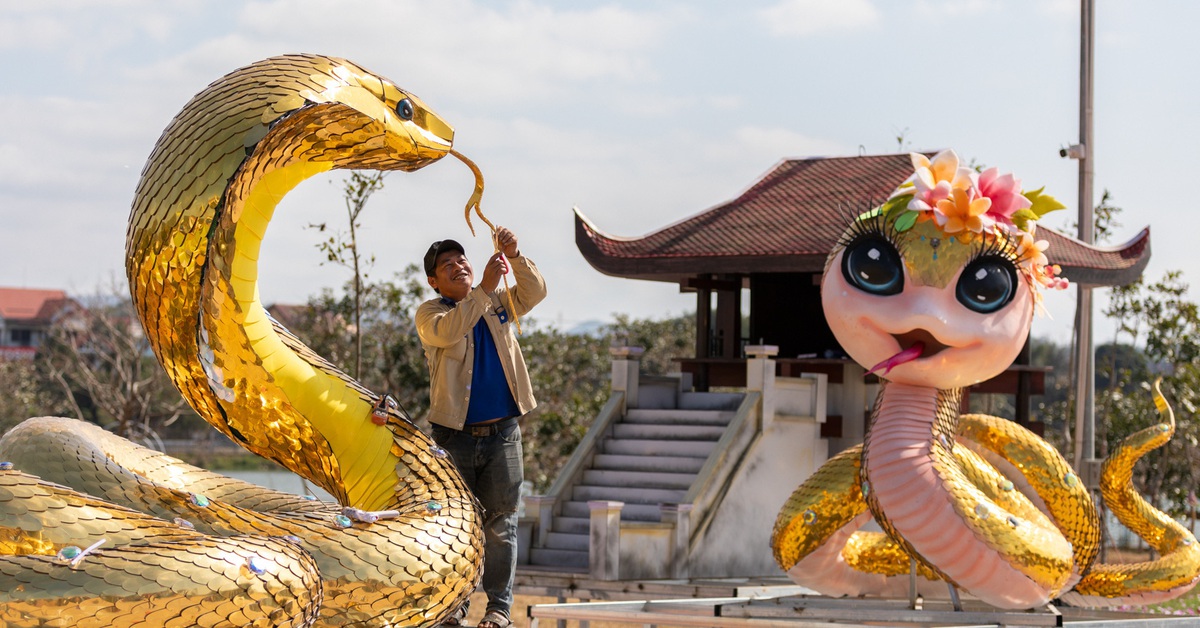 Cặp linh vật rắn của tình hữu nghị Việt Nam - Lào - Tuổi Trẻ Online