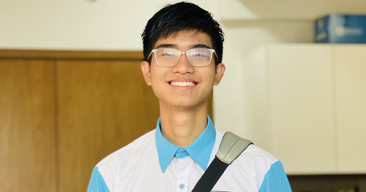 Nhận tiền thưởng học sinh giỏi, nam sinh lớp 10 tặng các em hiếu học - Tuổi Trẻ Online