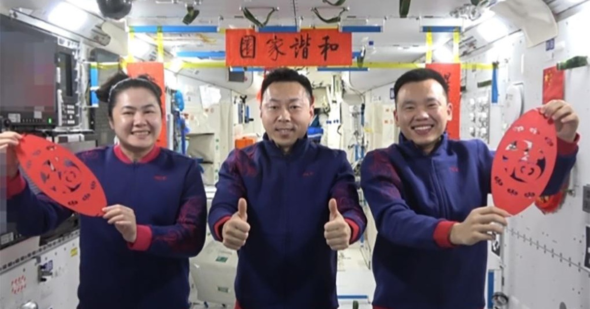 Phi hành đoàn Thần Châu-19 chúc Tết Nguyên đán từ trạm Thiên Cung