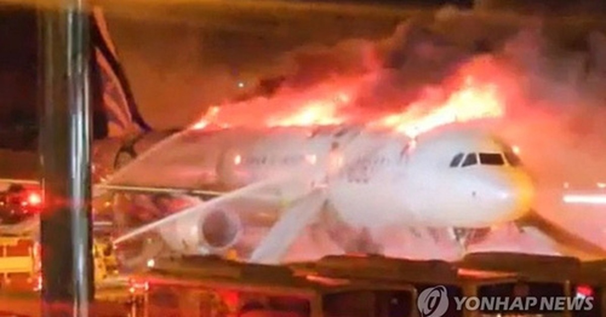 Hàn Quốc: Máy bay Air Busan chở 176 người bốc cháy