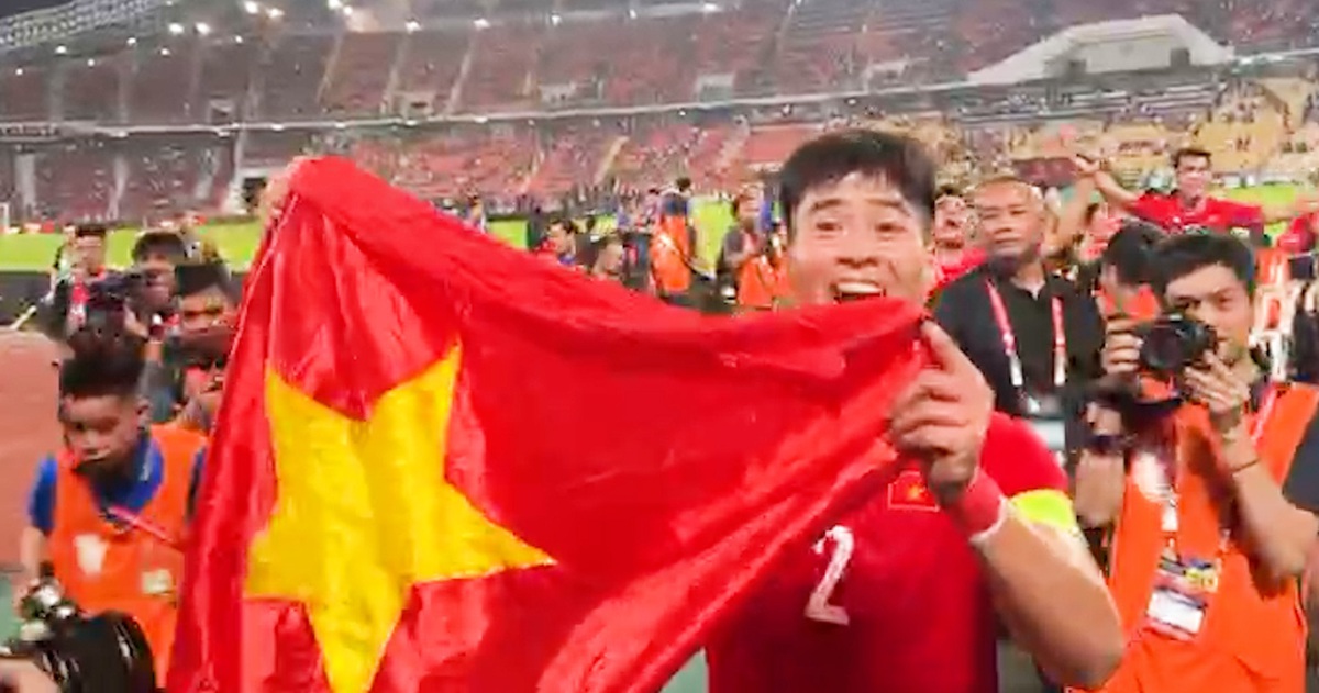 Tuyển Việt Nam và cổ động viên reo hò khi lên ngôi vô địch ASEAN Cup 2024 tại sân nhà Thái Lan