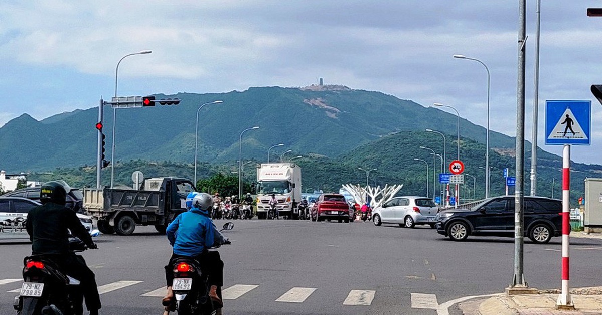 Bật đèn đỏ, cho phép xe dừng chờ trên cầu Quán Trường, TP Nha Trang