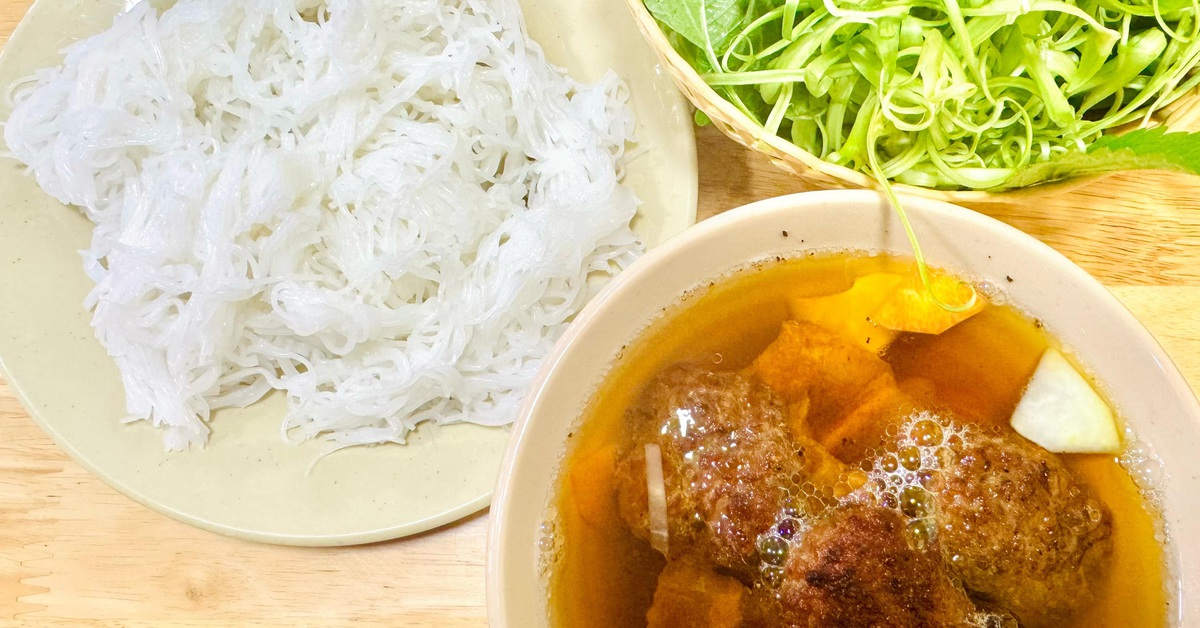 Quán Bún chả 29 Nam tiến là nhờ... Trấn Thành, nổi danh chả băm tảng, ba rọi nướng