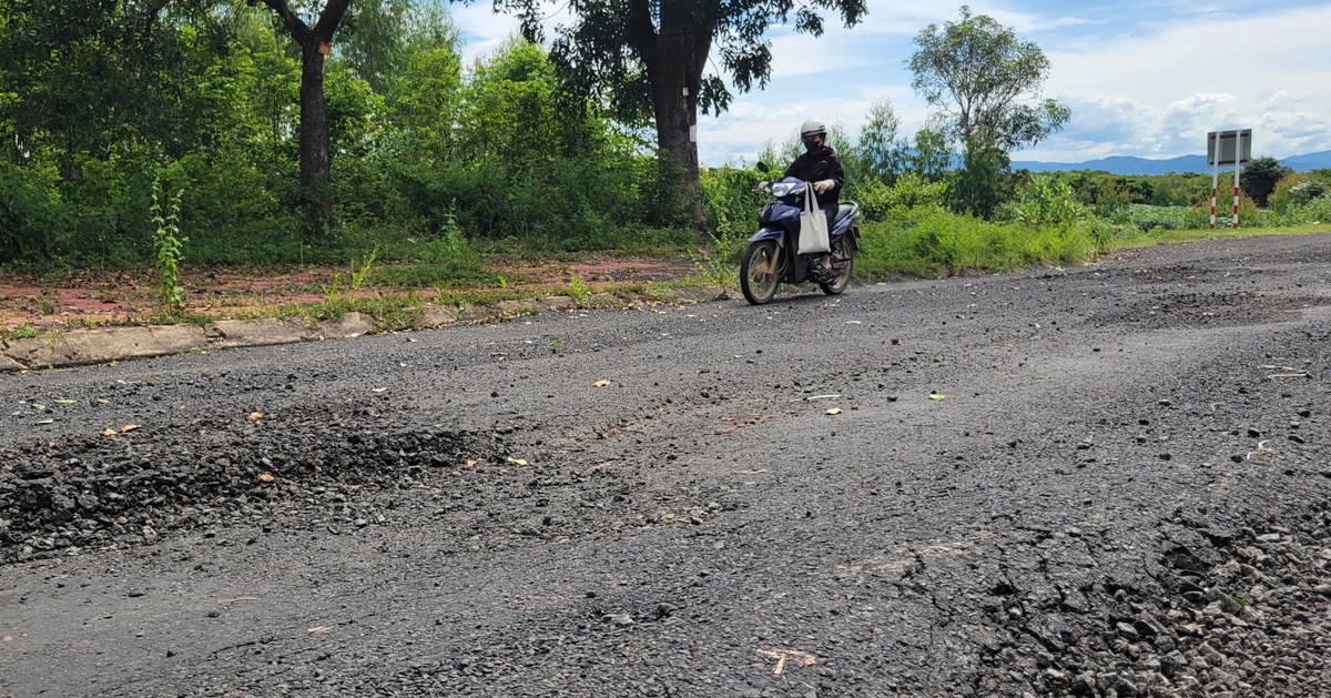 Đường vừa sửa xong đã sụt lún, ổ gà, dân bức xúc gửi đơn tố cáo