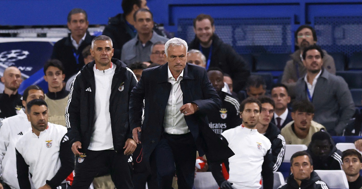 HLV Mourinho cầu xin cổ động viên ngưng lăng mạ cầu thủ Chelsea