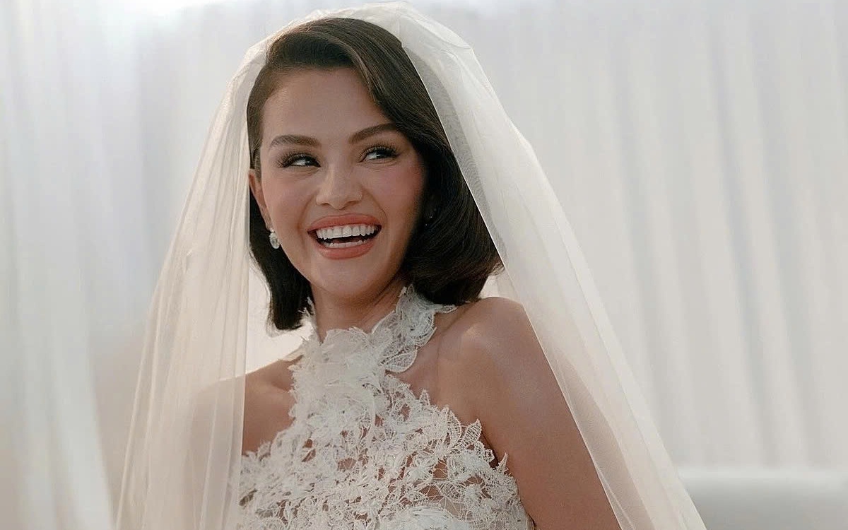 Selena Gomez khoe ảnh cưới đẹp như truyện cổ tích
