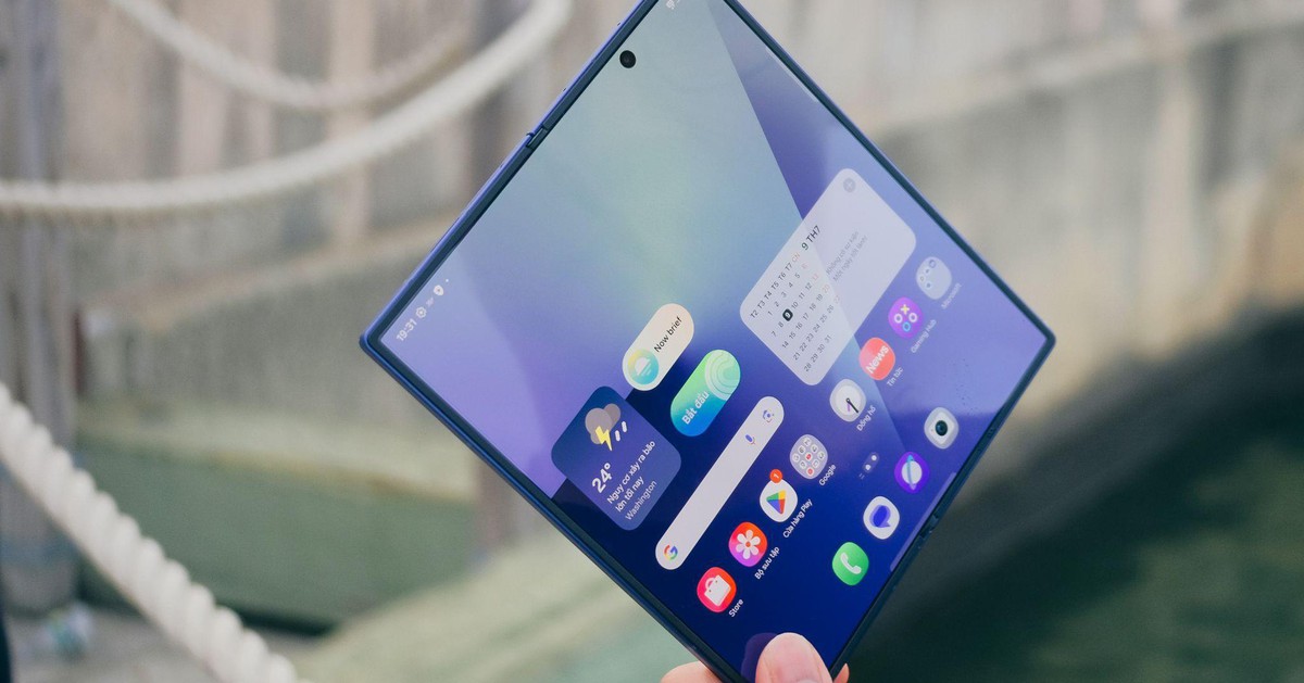 Flagship hiện đại: Sao lại không thể gập?