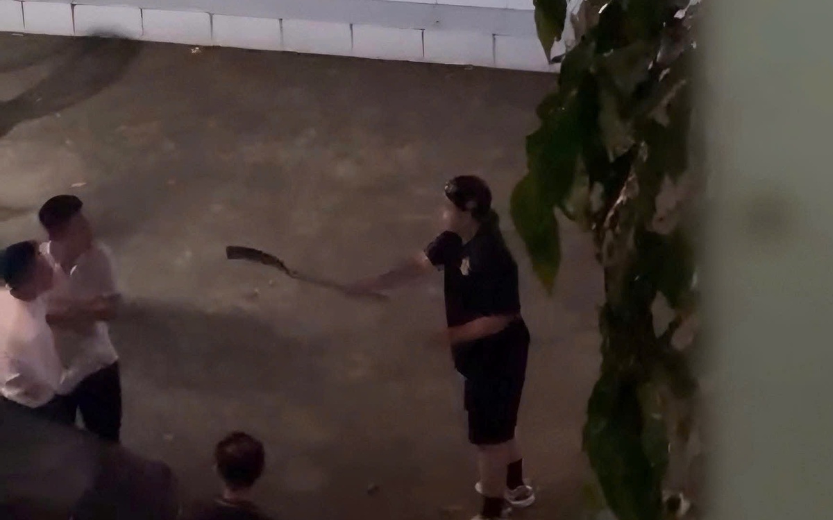 Tạm giữ thanh niên 'múa rựa' đuổi chém người bắt nguồn từ 'mời bia nhưng bạn không uống'