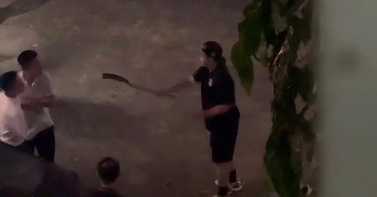 Tạm giữ thanh niên 'múa rựa' đuổi chém người bắt nguồn từ 'mời bia nhưng bạn không uống'