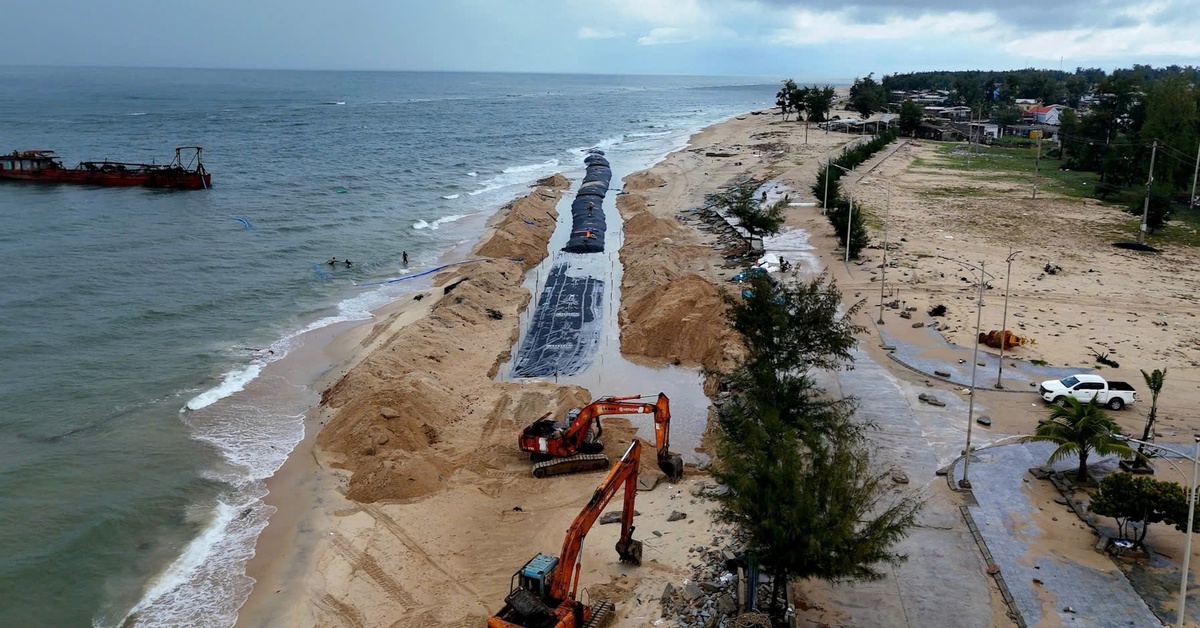 Huế đắp kè mềm chống sạt lở bờ biển Thuận An