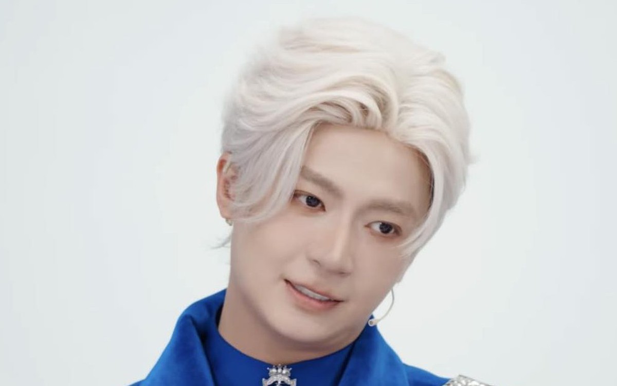 Anh trai say hi đua nhau đội tóc giả: Lố, tô tô vẽ vẽ như con công