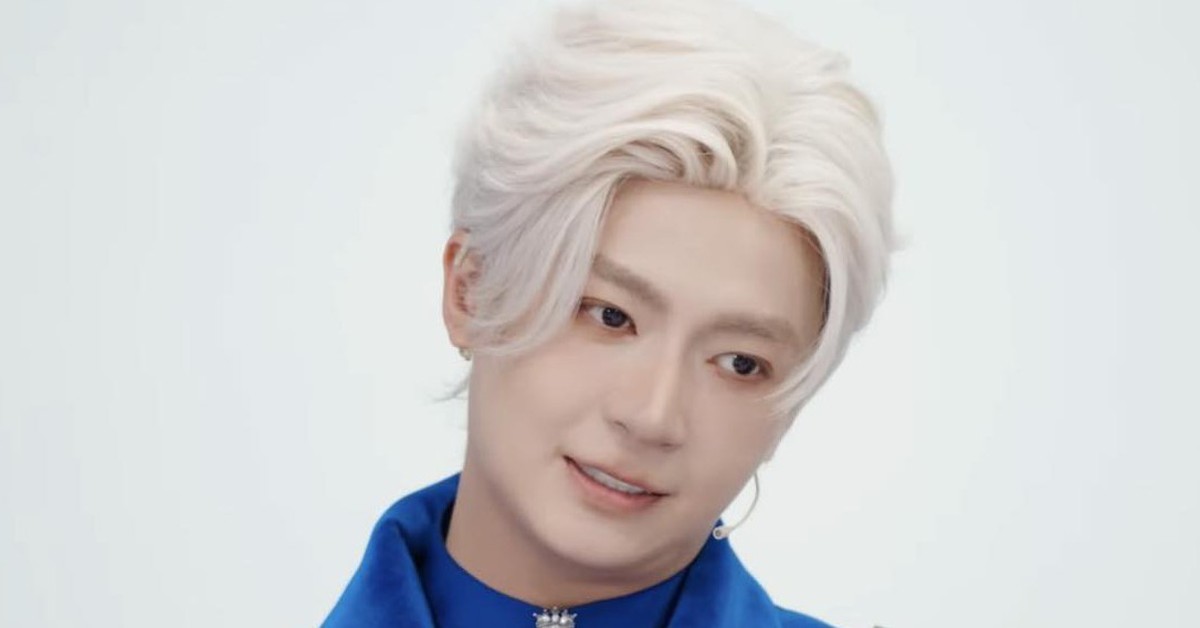 Anh trai say hi đua nhau đội tóc giả: Lố, tô tô vẽ vẽ như con công