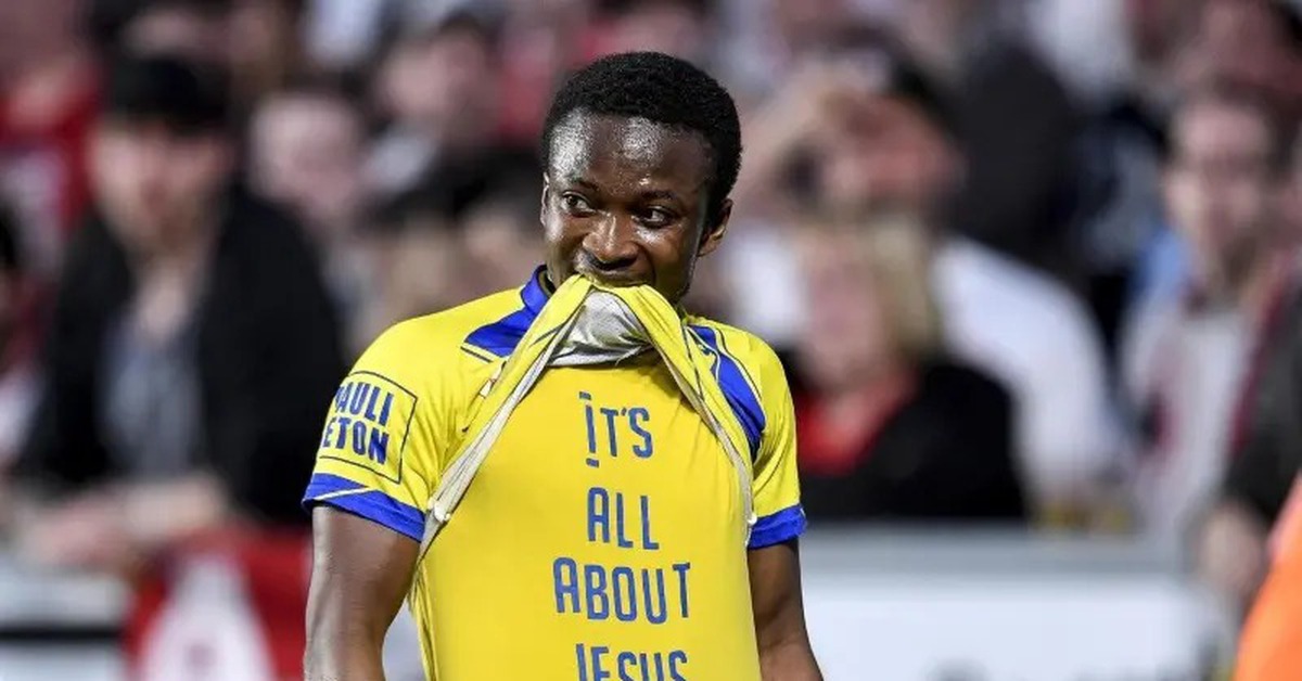 Cầu thủ Trung Quốc chơi xấu khiến đối thủ gãy cổ kinh hoàng