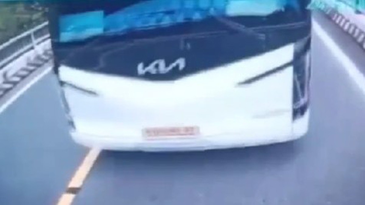 Cảnh sát giao thông truy tìm tài xế xe khách lấn làn trên đèo Khánh Lê